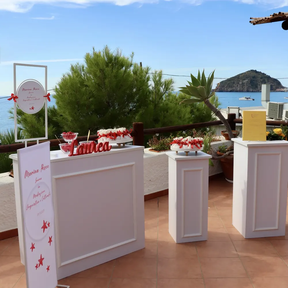 Dekoration einer Abschlussfeier auf der Terrasse mit Blick auf Sant'Angelo