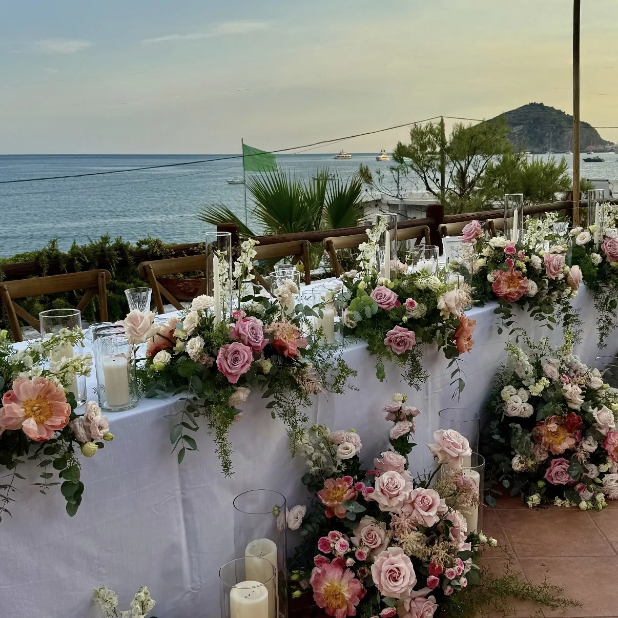 Brauttisch mit rosa Blumen und Meerblick