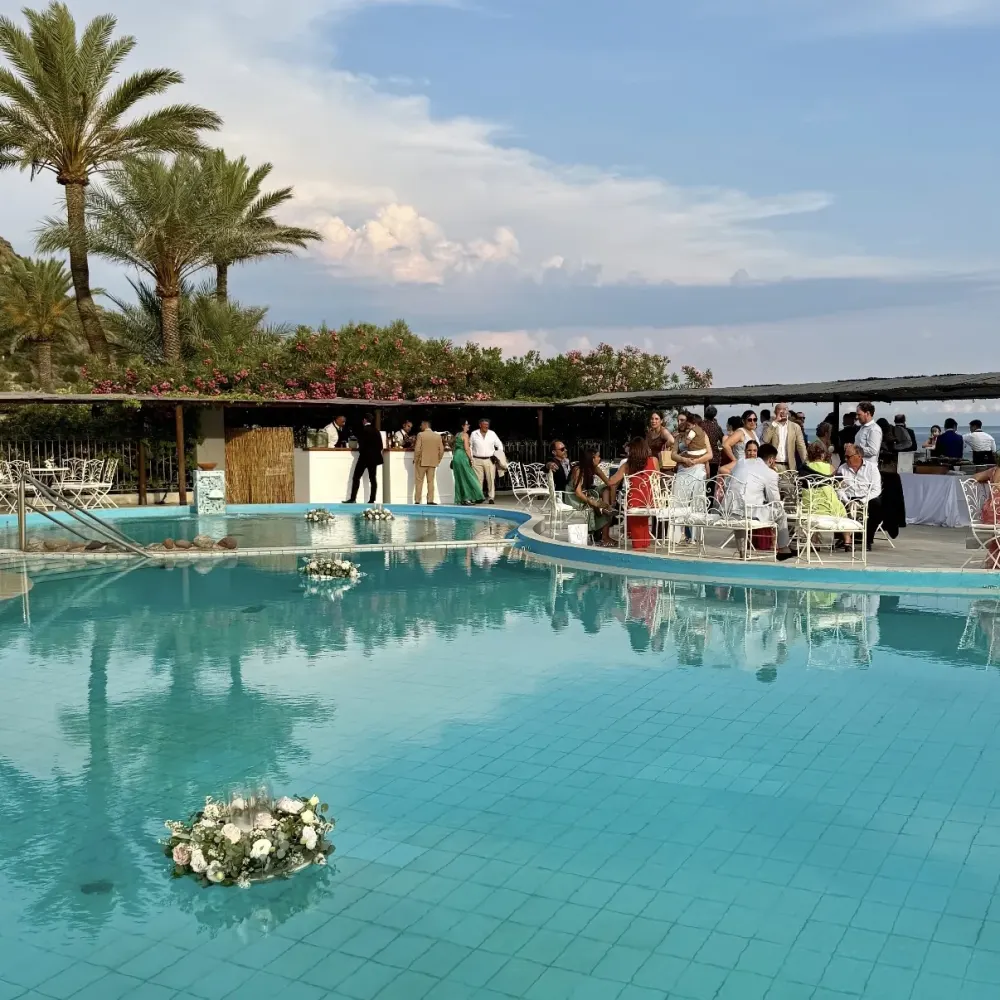 Aperitif am Pool mit schwimmenden Blumen
